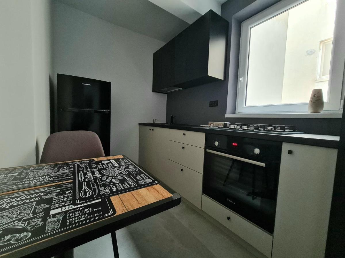 Dolphin Apartment Near Neversea Beach Констанца Екстер'єр фото
